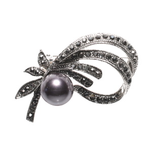 Broche en forme de feuille en métal argenté surmontée de strass de couleur noir et d'une perle d'imitation de couleur grise.