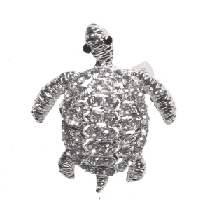 Broche fantaisie en forme de tortue de mer en métal argenté sertie de strass.