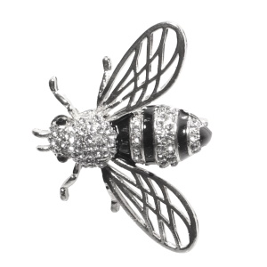 Broche fantaisie en forme de guêpe en métal argenté sertie de strass et pavée d'émail noir.