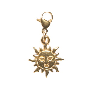 Pendentif en forme de soleil avec visage en acier doré.