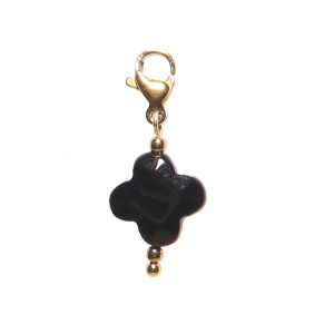 Charm's avec mousqueton en acier doré et trèfle de couleur noir.