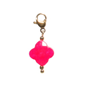 Charm's avec mousqueton en acier doré et trèfle de couleur rose.