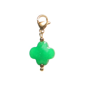 Charm's avec mousqueton en acier doré et trèfle de couleur vert.