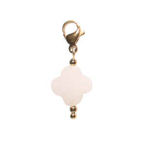 Charm's avec mousqueton en acier doré et trèfle de couleur blanc.