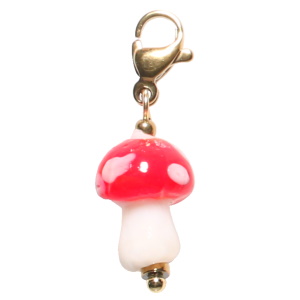 Charm's avec mousqueton en acier doré et champignon de couleur blanc et rouge.