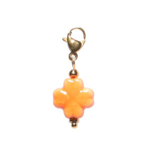 Charm's avec mousqueton en acier doré et un trèfle de couleur orange.