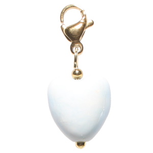 Charm's avec mousqueton en acier doré et un cœur de couleur bleu ciel.