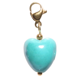 Charm's avec mousqueton en acier doré et un cœur de couleur turquoise.