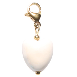Charm's avec mousqueton en acier doré et un cœur de couleur blanc.