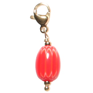 Charm's avec mousqueton en acier doré et un pendant en céramique rouge.