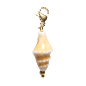 Breloque charm's en acier doré avec un coquillage en porcelaine.