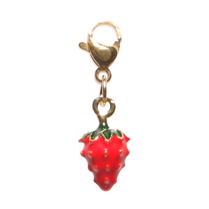 Breloque charm's en acier doré avec une fraise.