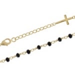 Bracelet avec croix en plaqué or et perles de couleur noire.