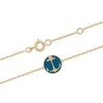 Bracelet médaille avec motif ancre en plaqué or, un oxyde de zirconium et émail. Fermoir anneau ressort avec anneaux de rappel à 15.5 cm et 17.5 cm.