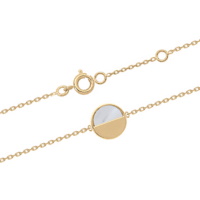 Bracelet composé d'une chaîne en plaqué or jaune 18 carats et d'une pastille ronde pavée pour moitié de nacre. Fermoir anneau ressort avec anneaux de rappel à 16 et 18 cm.