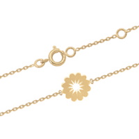 Bracelet composé d'une chaîne et d'un médaillon au motif de fleur en plaqué or jaune 18 carats. Fermoir anneau de ressort avec anneaux de rappel à 15 et 17 cm.