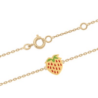 Bracelet composé d'une chaîne en plaqué or jaune 18 carats et d'une fraise en émail de couleur. Fermoir anneau ressort avec anneaux de rappel à 15.5 et 17.5 cm.