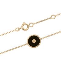 Bracelet composé d'une chaîne en plaqué or jaune 18 carats et d'une pastille ronde pavée d'émail de couleur noire. Fermoir anneau ressort avec anneaux de rappel à 15.5 et 17.5 cm.