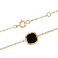 Bracelet composé d'une chaîne en plaqué or jaune 18 carats et d'un carré pavé d'émail de couleur noire. Fermoir anneau ressort avec anneaux de rappel à 15.5 et 17.5 cm.