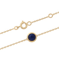 Bracelet composé d'une chaîne en plaqué or jaune 18 carats et d'une véritable pierre de lapis lazuli sertie clos de forme ronde. Fermoir anneau ressort avec anneaux de rappel à 15 et 17 cm.