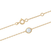 Bracelet composé d'une chaîne en plaqué or jaune 18 carats et d'un nacre serti clos de forme ronde. Fermoir anneau ressort avec anneau de rappel à 15 et 17 cm.