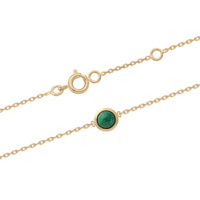 Bracelet composé d'une chaîne en plaqué or et d'un cabochon de véritable malachite. Fermoir anneau ressort avec anneaux de rappel à 16 et 18 cm.