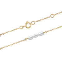 Bracelet composé d'une chaîne en plaqué or jaune 18 carats et de perles d'eau douce. Fermoir anneau ressort avec anneaux de rappel à 15 et 17 cm.