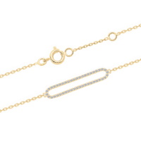Bracelet composé d'une chaîne en plaqué or jaune 18 carats et d'un cercle ovale pavé d'oxydes de zirconium blancs. Fermoir anneau ressort avec anneaux de rappel à 15 et 17 cm.