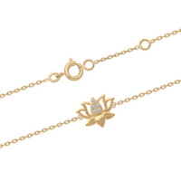Bracelet composé d'une chaîne en plaqué or jaune 18 carats et d'une fleur de lotus pavée en partie d'oxydes de zirconium blancs. Fermoir anneau de ressort avec anneaux de rappel à 15,5 et 17,5 cm.
