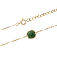 Bracelet composé d'une chaîne en plaqué or jaune 18 carats et d'une véritable pierre malachite sertie clos de forme carré. Fermoir mousqueton avec 3 cm de rallonge.