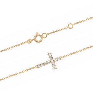 Bracelet composé d'une chaîne en plaqué or jaune 18 carats et d'une croix pavée d'oxydes de zirconium blancs. Fermoir anneau de ressort avec anneaux de rappel à 17 et 19 cm.