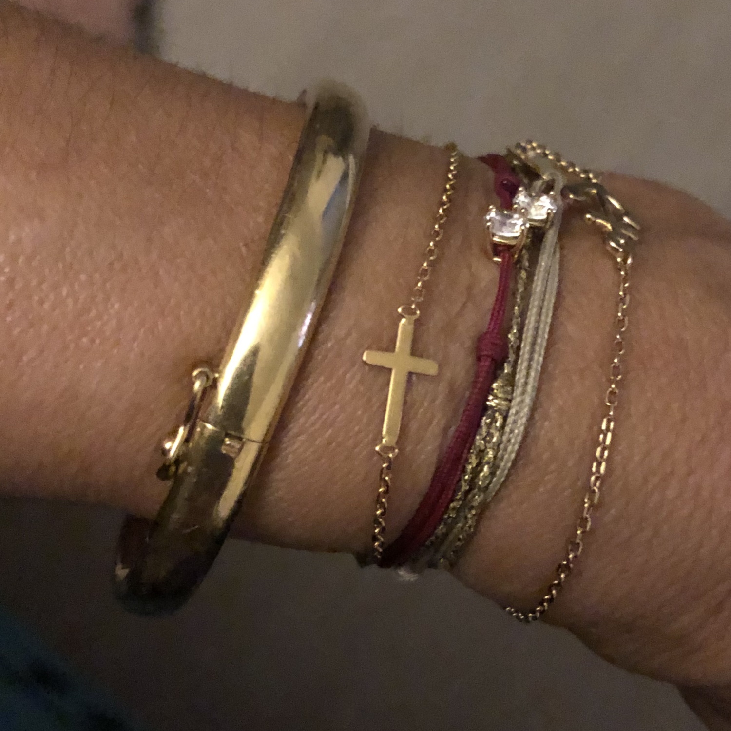 Bracelet croix en plaqué or 18 carats avec fermoir anneau ressort. Croix  Adolescent Adulte Femme Fille Indémodable Religion Symboles 