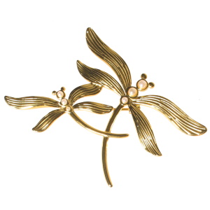 Broche en forme de deux libellules en acier doré surmontées de perles d'imitation.