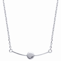 Collier composé d'une chaîne et pendentif barre et pastille ronde au milieu en argent 925/000 rhodié. Fermoir mousqueton avec anneaux de rappel de 40, 42 et 45 cm.