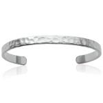 Bracelet jonc rigide en argent 925/000 rhodié martelé.