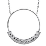 Collier cercle demi martelé en argent 925/000 rhodié.