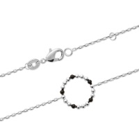 Bracelet surmonté d'un cercle boules en argent 925/000 rhodié et émail de couleur noire. Fermoir mousqueton avec anneaux de rappel à 16 et 18 cm.