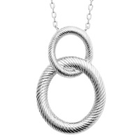 collier composé d'un chaîne et d'un pendentif de cercles entrelacés en argent 925/000 rhodié. Fermoir mousqueton avec anneaux de rappel à 40, 42 et 45 cm.