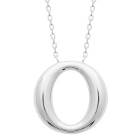 Collier composé d'une chaîne avec pendentif en forme de O en argent 925/000 rhodié. Fermoir mousqueton avec anneaux de rappel à 40, 42 et 45 cm.