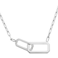 Collier composé d'une chaîne et un pendentif de deux maillons en argent 925/000 rhodié. Fermoir mousqueton avec anneaux de rappel à 40, 42 et 45 cm.