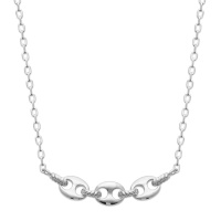 Collier composé d'une chaîne et de trois mailons grains de café en argent 925/000 rhodié. Fermoir mousqueton avec anneaux de rappel à 40, 42 et 45 cm.