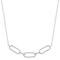 Collier composé d'une chaîne et de trois maillons en argent 925/000 rhodié. Fermoir mousqueton avec anneaux de rappel à 40, 42 et 45 cm.