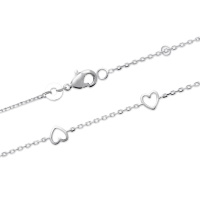 Bracelet composé d'une chaîne et de cœurs ajourés en argent 925/000 rhodié. Fermoir mousqueton avec anneaux de rappel à 16 et 18 cm.
