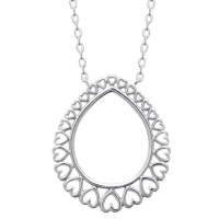 Collier composé d'une chaîne et d'un pendentif ovale avec un contour de cœurs en argent 925/000 rhodié. Fermoir mousqueton avec anneaux de rappel à 40, 42 et 45 cm.
