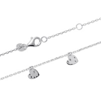 Bracelet composé d'une chaîne et de 5 pendants en forme de cœur martelé en argent 925/000 rhodié. Fermoir mousqueton avec anneaux de rappel à 16 et 18 cm.