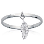 Bague plume en argent 925/000 rhodié. Hauteur plume 12 mm.