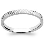 Bague alliance en argent 925/000 rhodié. La gravure sera faite en écriture simple pour un soucis de lisibilité.