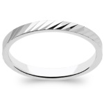Bague alliance en argent 925/000 rhodié. La gravure sera faite en écriture simple pour un soucis de lisibilité.