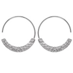 Boucles d'oreilles créoles pendantes en argent 925/000 rhodié martelé.