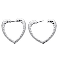 Boucles d'oreilles créoles en forme de cœur martelé en argent 925/000 rhodié.